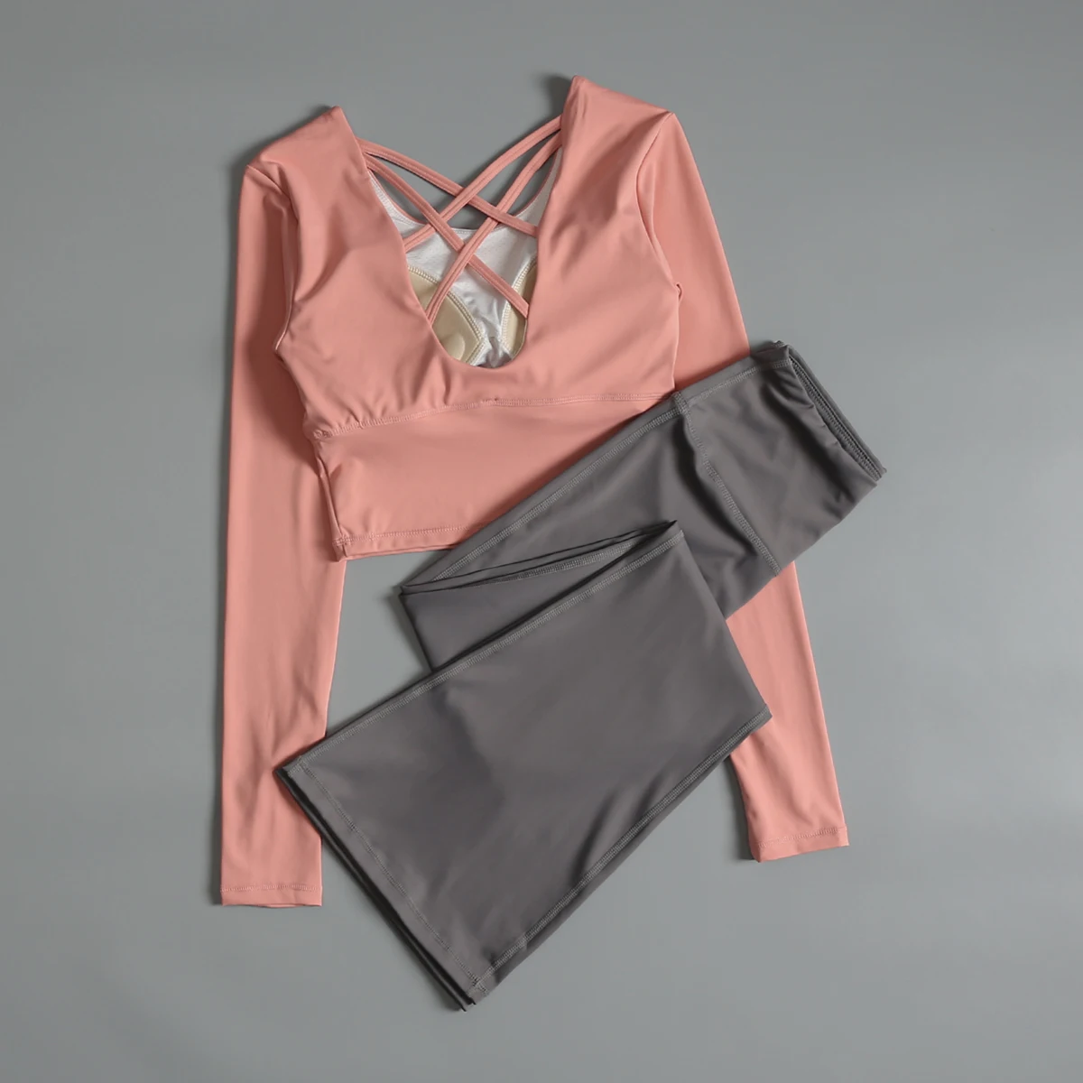 Sports suit Autumn and Winter 2025 new yoga suit for women Pilates training with chest pad top high-end gym 
Sports suit Autumn and Winter 2025 new yoga suit for women Pilates training with chest pad top high-end gym