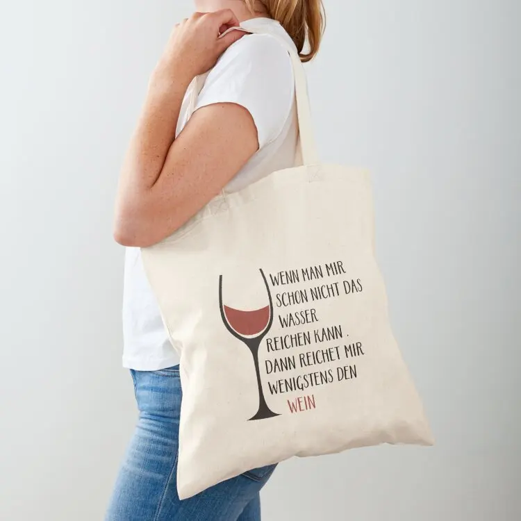 Wenn Man Mir Schon Nicht Das Wasser Reichen Kann Dann Den Wein - Lustiger Wein Spruch Für Weintrinker & Weinprobe Tote Bag
Wenn Man Mir Schon Nicht Das Wasser Reichen Kann Dann Den Wein - Lustiger Wein Spruch Für Weintrinker & Weinprobe Tote Bag