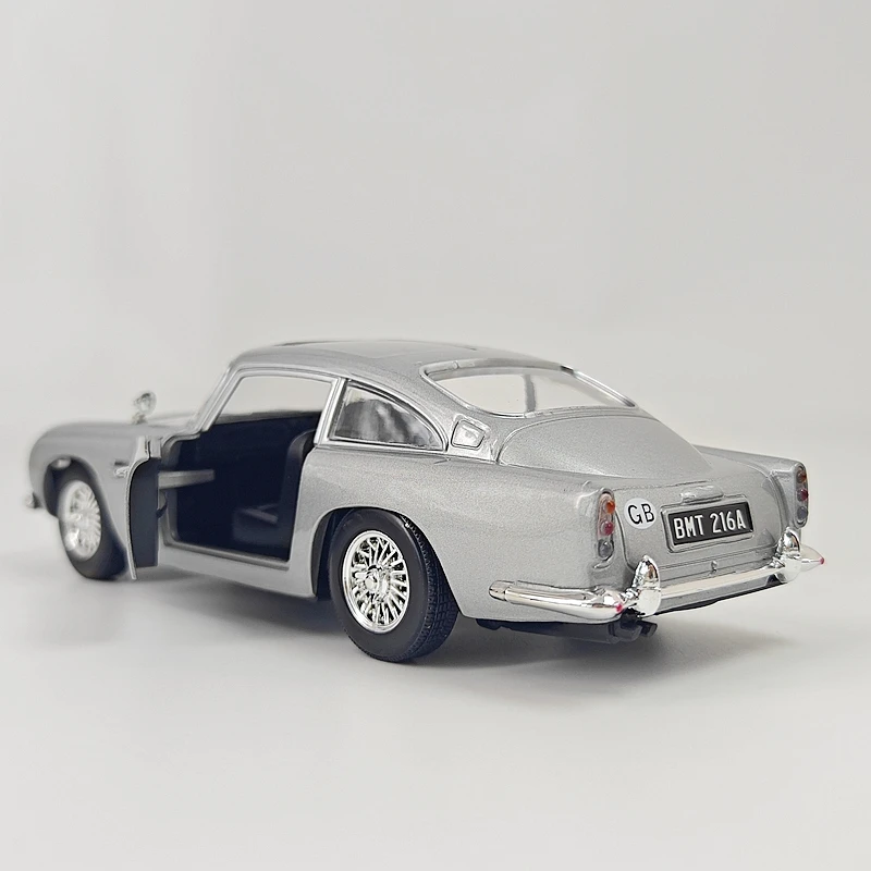 1:24 simulation Aston Martin DB5 alloy car model doors on both sides that can be opened rich in details, finely crafted,
1:24 simulation Aston Martin DB5 alloy car model doors on both sides that can be opened rich in details, finely crafted,