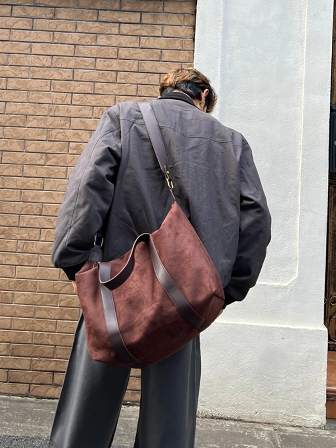 NIN Retro Suede oulder Crossbody Bag ex Street Sle Pillow Bag Neutral Faionable Youth Casual Single Strap Handbag
NIN Retro Suede oulder Crossbody Bag ex Street Sle Pillow Bag Neutral Faionable Youth Casual Single Strap Handbag