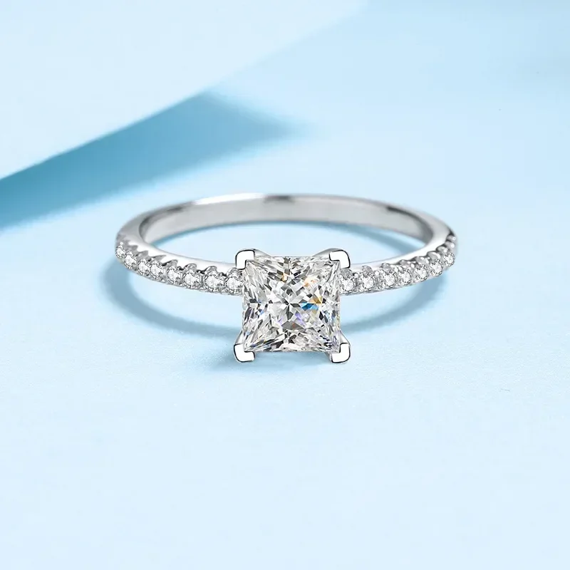 Женские платиновые кольца Pt950 с четырьмя когтями, свадебные ювелирные изделия, дизайн премиум-класса, квадратное кольцо принцессы 1 карат с муассанитом и бриллиантом 
Женские платиновые кольца Pt950 с четырьмя когтями, свадебные ювелирные изделия, дизайн премиум-класса, квадратное кольцо принцессы 1 карат с муассанитом и бриллиантом
