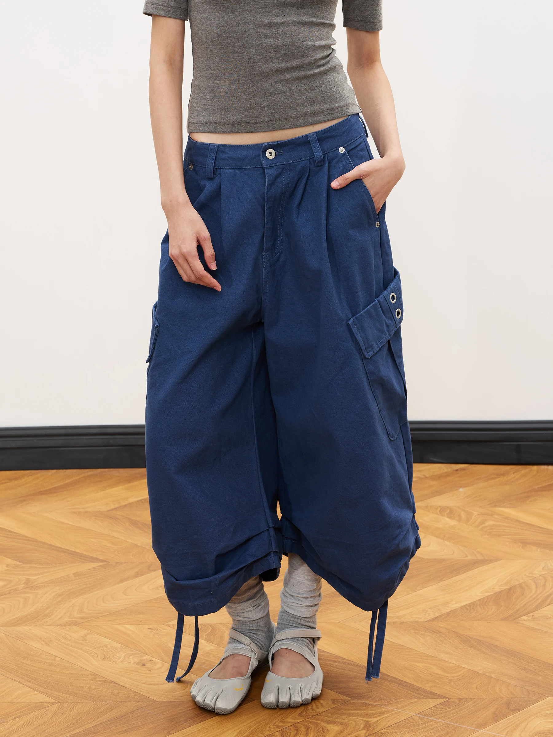 Junecut Casual Loose Fit American Design Blue Workwear Pants Seven Inches Drawstring Shorts for Women Girls Students
Junecut Casual Loose Fit American Design Blue Workwear Pants Seven Inches Drawstring Shorts for Women Girls Students
