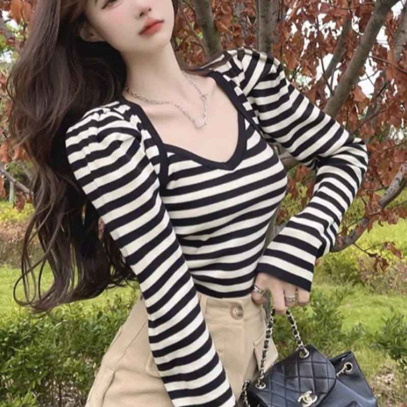 Knitted Short Sleeve Women's Base Shirt Autumn Korean Style Retro Stripes Slim Fit T-Shirt Elegant Square Collar Short Top
Knitted Short Sleeve Women's Base Shirt Autumn Korean Style Retro Stripes Slim Fit T-Shirt Elegant Square Collar Short Top