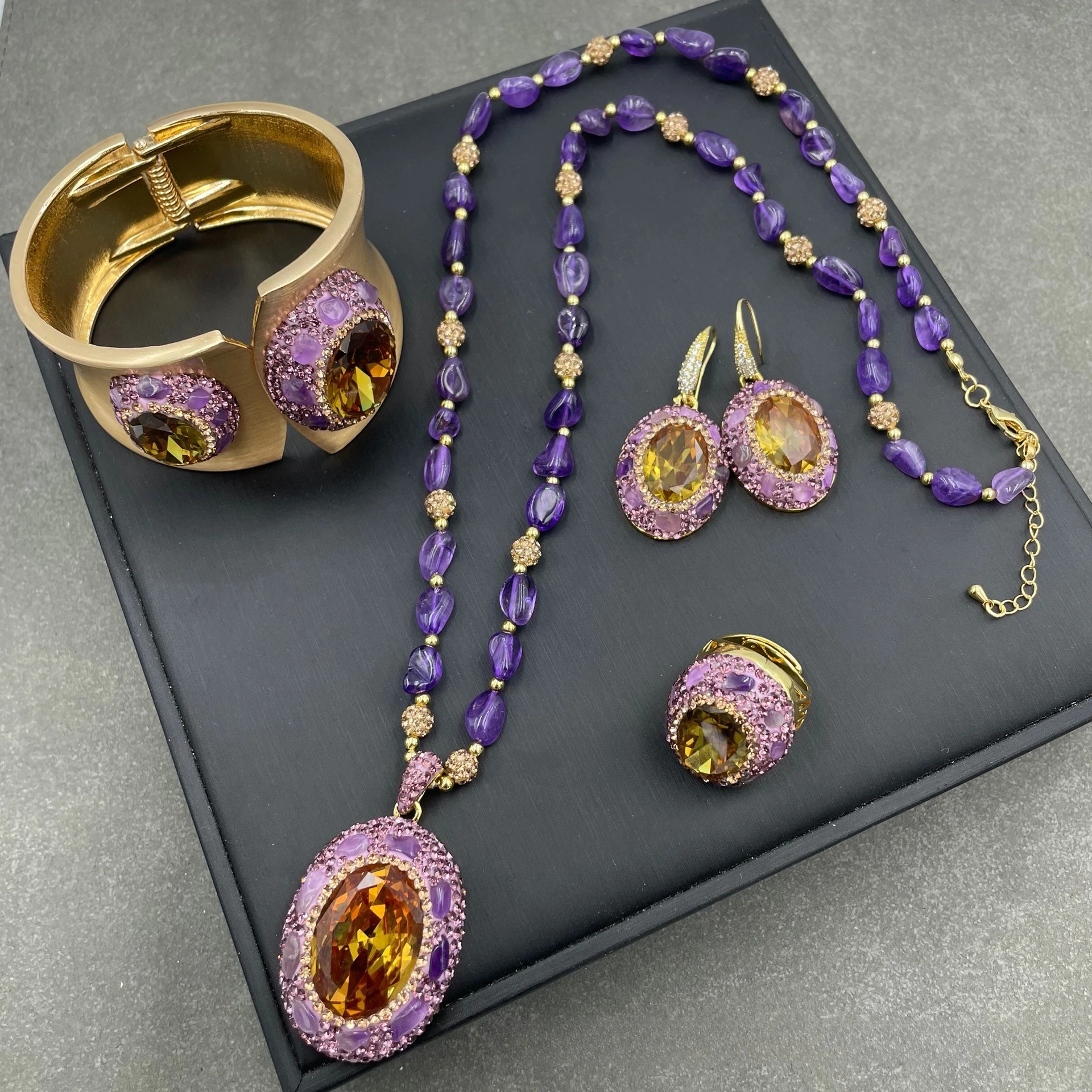 The 7 Chakra Gemstone Amethyst Jewelry Can Balance Emotional Energy and Harmonize The Space Magnetic Field.
The 7 Chakra Gemstone Amethyst Jewelry Can Balance Emotional Energy and Harmonize The Space Magnetic Field.