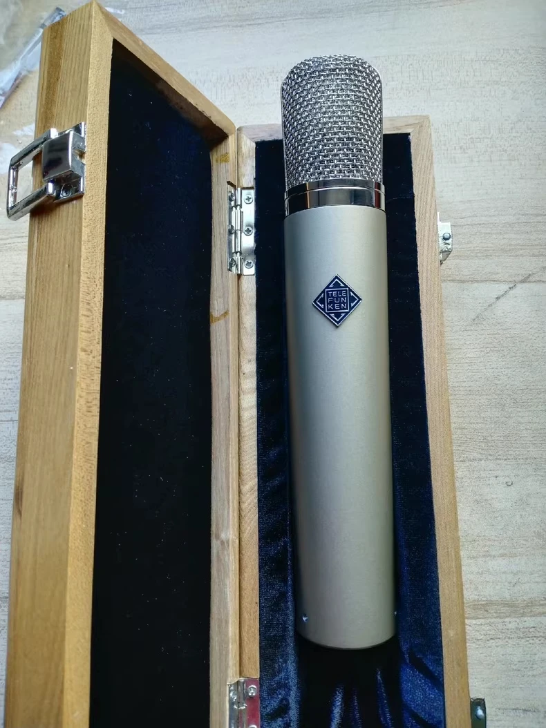 C12-JFET condenser microphone (imitation), with fine sound quality, is suitable for studio and home recording.
C12-JFET condenser microphone (imitation), with fine sound quality, is suitable for studio and home recording.