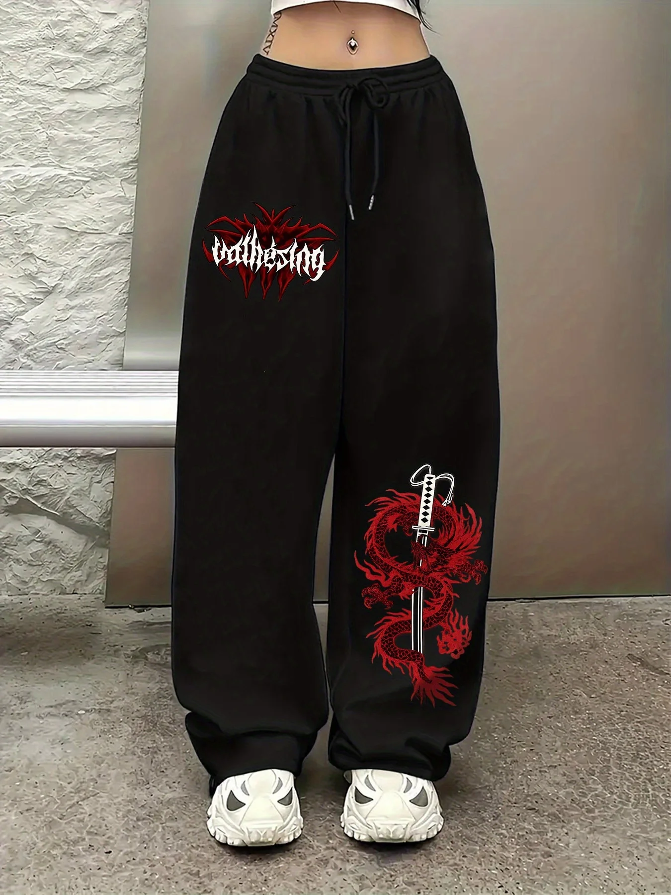 Модные и крутые повседневные спортивные прямые брюки с рисунком красного пламенного дракона и буквенным принтом, эластичной резинкой на талии и широкими штанинами
Модные и крутые повседневные спортивные прямые брюки с рисунком красного пламенного дракона и буквенным принтом, эластичной резинкой на талии и широкими штанинами