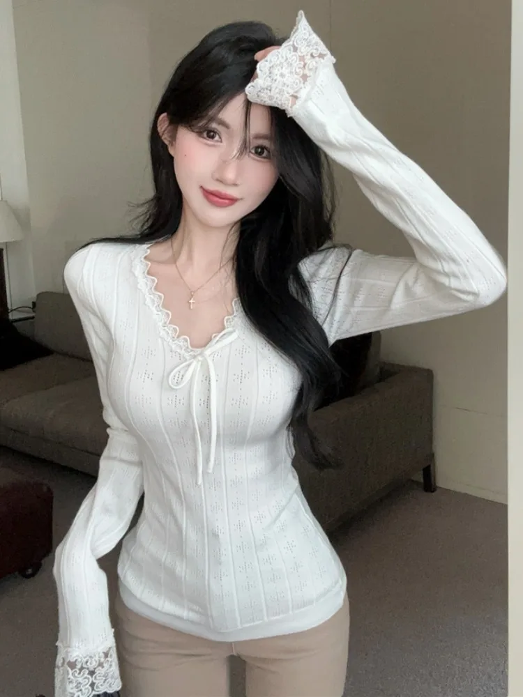 Elegant Lace Trim V-Neck Long Sleeve Knitted Top Women's Autumn Winter Slim Fit Base Layer Shirt Fashionable Versatile Butter...
Elegant Lace Trim V-Neck Long Sleeve Knitted Top Women's Autumn Winter Slim Fit Base Layer Shirt Fashionable Versatile Butter...