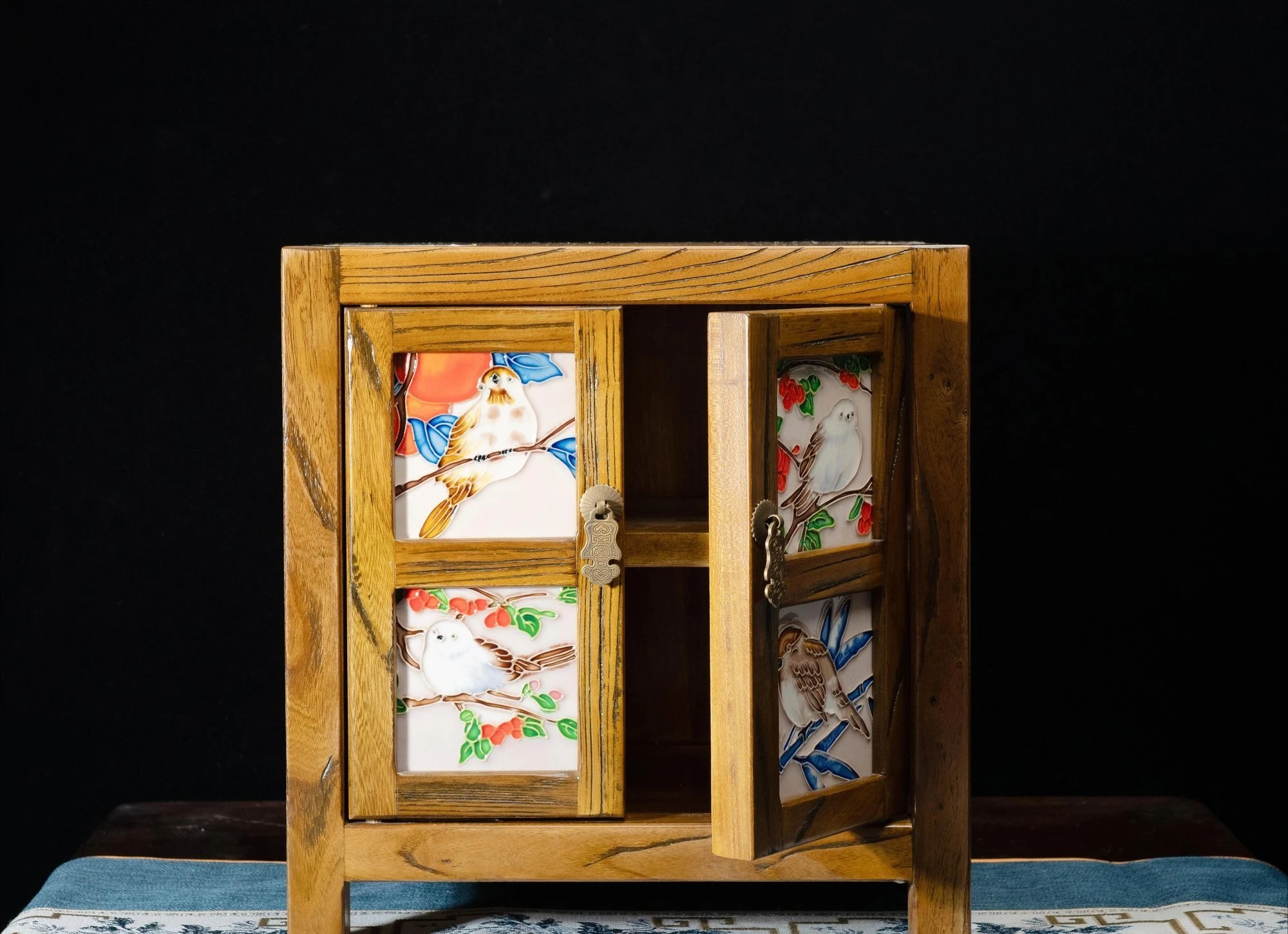 Three-dimensional relief hand-painted porcelain plate painting inlaid with new Chinese furniture storage
Three-dimensional relief hand-painted porcelain plate painting inlaid with new Chinese furniture storage