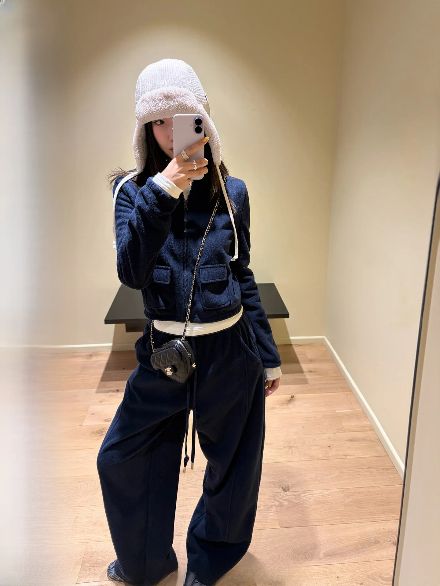 Комплект Ranwear: Мягкий и уютный флисовый костюм для женщин, теплый зимний наряд, брюки с высокой талией, застежка-молния, для повседневной носки
Комплект Ranwear: Мягкий и уютный флисовый костюм для женщин, теплый зимний наряд, брюки с высокой талией, застежка-молния, для повседневной носки