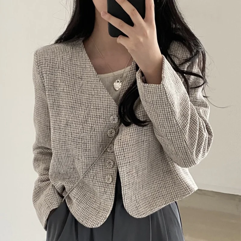 Chic Vintage V-Ne Long Sve ort Coat Women's Loose Fit Faionable Single Button Cozy Thiened Outerwear for Spring
Chic Vintage V-Ne Long Sve ort Coat Women's Loose Fit Faionable Single Button Cozy Thiened Outerwear for Spring