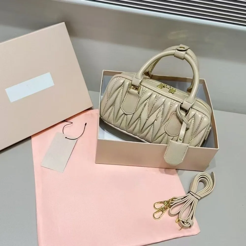 2026 Spring Summer New Women's Textured Puffer Leather Boston Bag Cloud-Like Silhouette Convertible Chain Strap Heirloom Stitching All-Matching Quiet Luxury Plushcore Accessory for Travel Work Daily Outfit Wholesale
2026 Spring Summer New Women's Textured Puffer Leather Boston Bag Cloud-Like Silhouette Convertible Chain Strap Heirloom Stitching All-Matching Quiet Luxury Plushcore Accessory for Travel Work Daily Outfit Wholesale