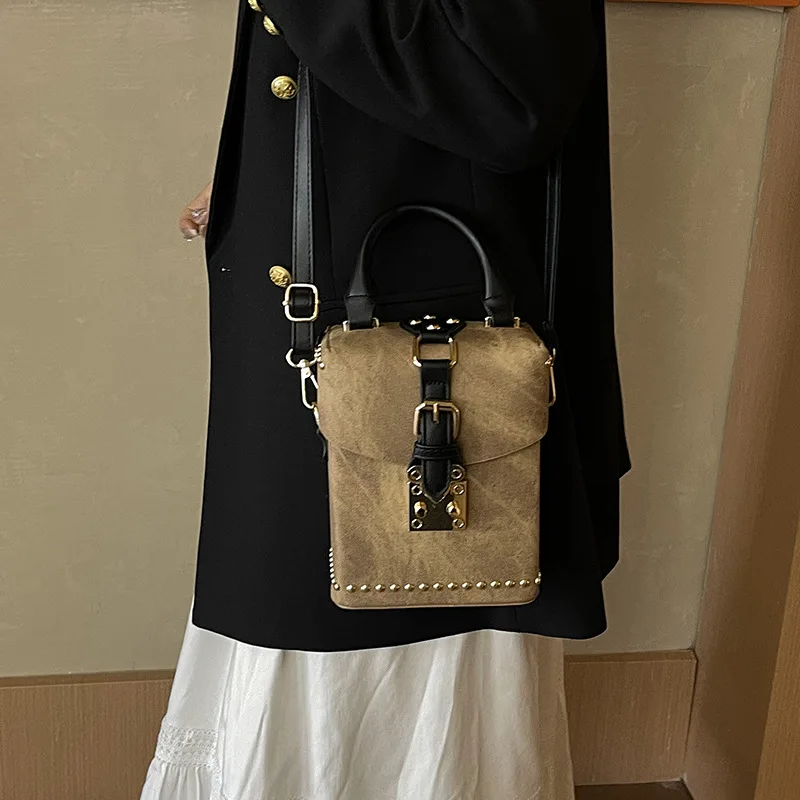 Stylish Versatile Crossbody 2025 Women's High-Quality Korean Rivet Box Handheld Bag
Stylish Versatile Crossbody 2025 Women's High-Quality Korean Rivet Box Handheld Bag