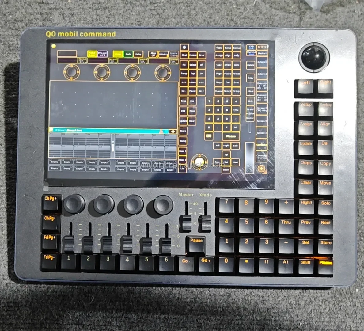 Мини-осветительная консоль QQ MOBIL COMMAND сценический светильник DJ-контроллер Профессиональное сценическое оборудование Продукты для управления сценой
Мини-осветительная консоль QQ MOBIL COMMAND сценический светильник DJ-контроллер Профессиональное сценическое оборудование Продукты для управления сценой
