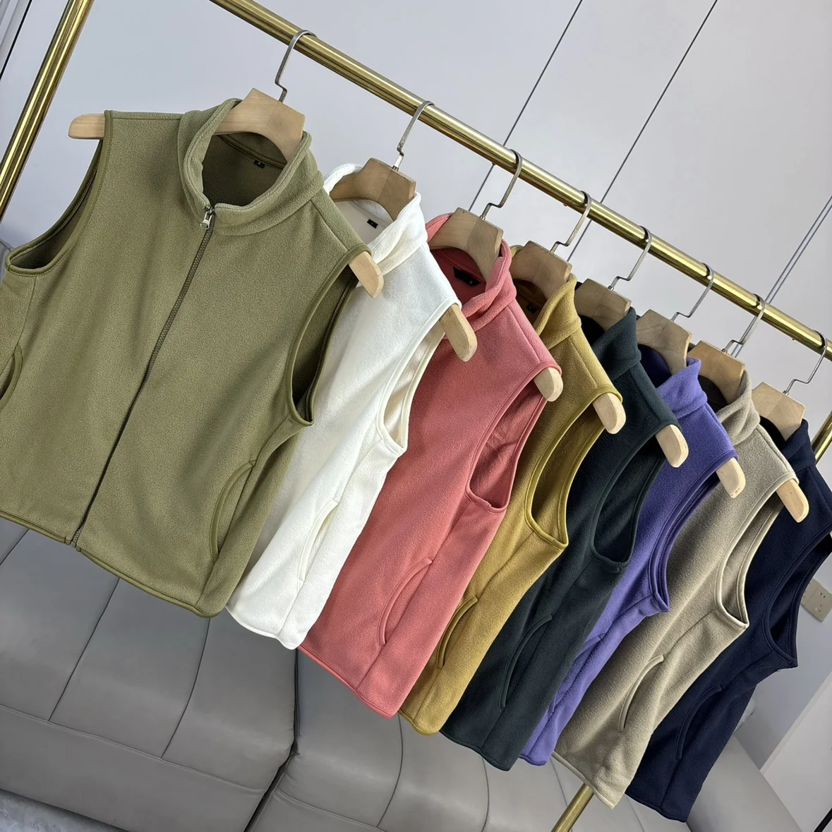 Двусторонний флисовый жилет с воротником-стойкой, легкий и теплый, для осени и зимы, модный городской молодежный жилет однотонного цвета
Двусторонний флисовый жилет с воротником-стойкой, легкий и теплый, для осени и зимы, модный городской молодежный жилет однотонного цвета