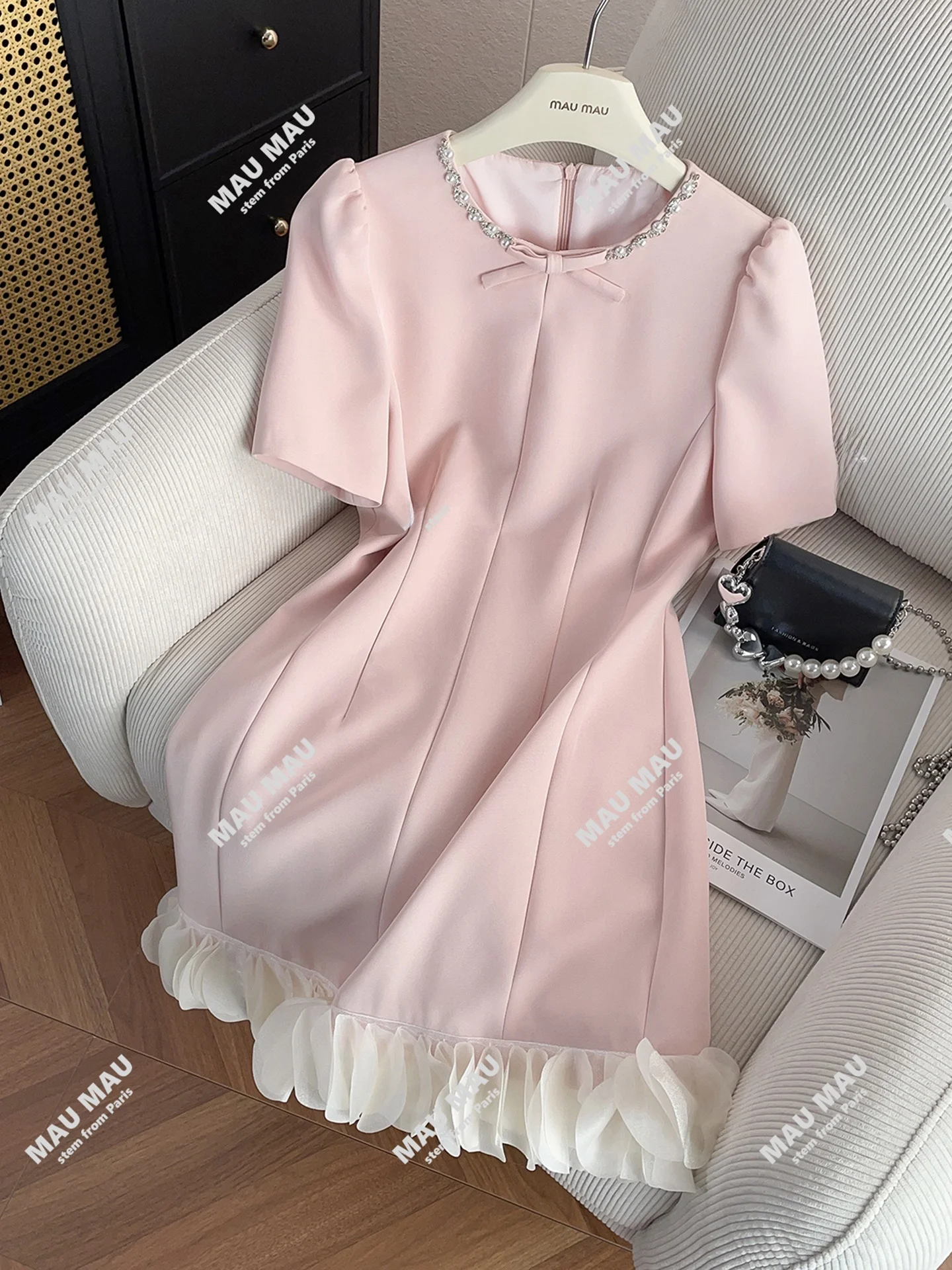 Elegant Summer Women's Dress with Pearl Embellished Bubble Sleeves And Bow Design Gentle Wind Style High Waist A-Line Skirt
Elegant Summer Women's Dress with Pearl Embellished Bubble Sleeves And Bow Design Gentle Wind Style High Waist A-Line Skirt