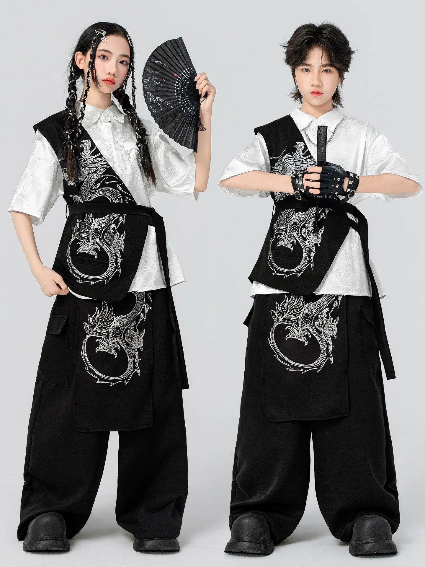 2026 Chinese Style Fashion Jazz Dance Performance Stage Costumes For Kids Loose Kpop Outfits Boys Girls Hip Hop Clothes DQS22946
2026 Chinese Style Fashion Jazz Dance Performance Stage Costumes For Kids Loose Kpop Outfits Boys Girls Hip Hop Clothes DQS22946