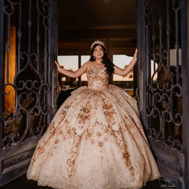 Customized Shiny champagne gold Quinceanera Dresses Off the Shoulder applique layering crystal Bow Vestido De 15 Quinceanera
Customized Shiny champagne gold Quinceanera Dresses Off the Shoulder applique layering crystal Bow Vestido De 15 Quinceanera