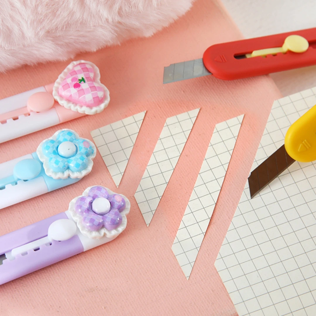 Mini Utility Knife Cartoon Flower Heart Cutter Cute Box Cutter Compact Stationery Box Cutter For Gift For Students Stationery
Mini Utility Knife Cartoon Flower Heart Cutter Cute Box Cutter Compact Stationery Box Cutter For Gift For Students Stationery