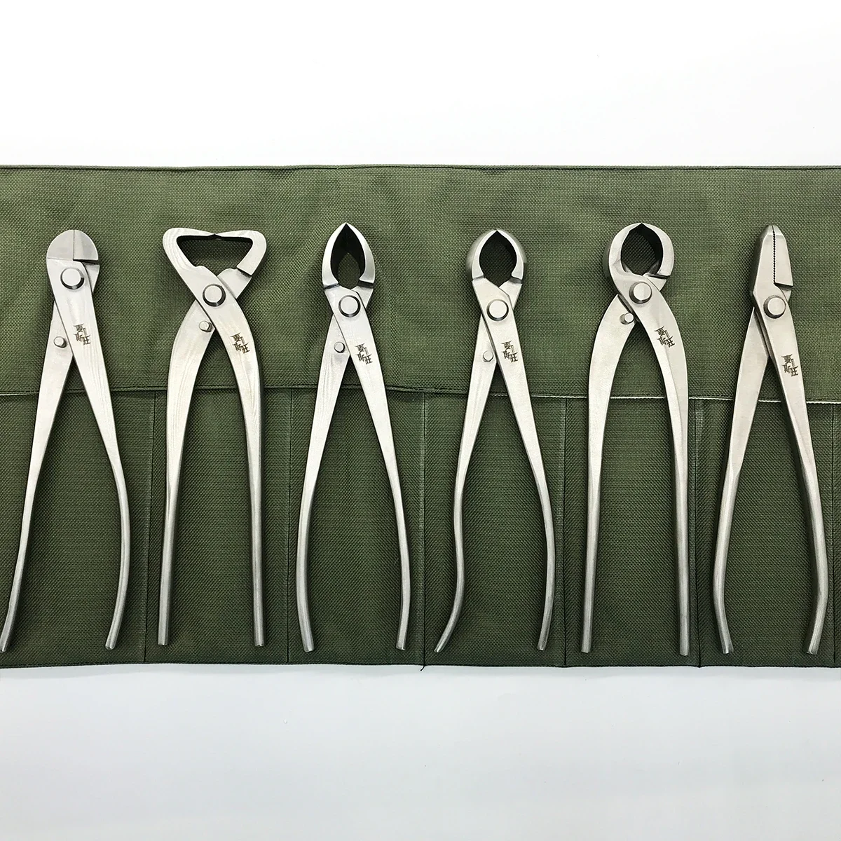 New Arrival Bonsai Tool kit 6 pcs trimming scissors 210 knob cutter+ branch cutter + wire cutter + plier + trunk spliter
New Arrival Bonsai Tool kit 6 pcs trimming scissors 210 knob cutter+ branch cutter + wire cutter + plier + trunk spliter