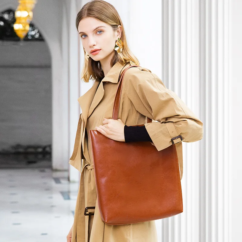 New leather handbag, large capacity oil wax cowhide tote bag, versatile high quality handheld briefcase, high-end shopping bag
New leather handbag, large capacity oil wax cowhide tote bag, versatile high quality handheld briefcase, high-end shopping bag