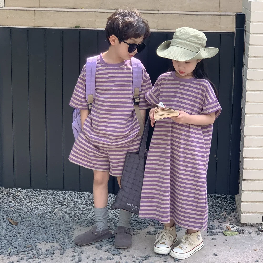 Children's brother and sister clothing 2025 summer boys' short-sleeved shorts two-piece set girls' purple striped sweater skirt
Children's brother and sister clothing 2025 summer boys' short-sleeved shorts two-piece set girls' purple striped sweater skirt