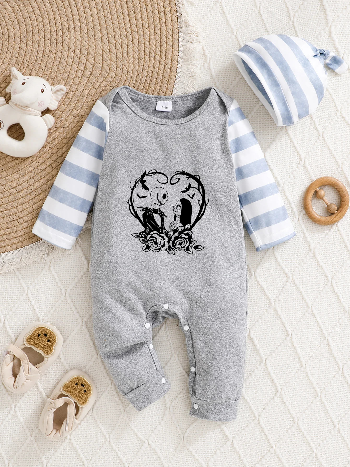 【Officially Authorized】 Disney "Jack & Sally" Baby Hooded Jumpsuit: Romantic Heart-Frame Jack & Sally Print
【Officially Authorized】 Disney "Jack & Sally" Baby Hooded Jumpsuit: Romantic Heart-Frame Jack & Sally Print