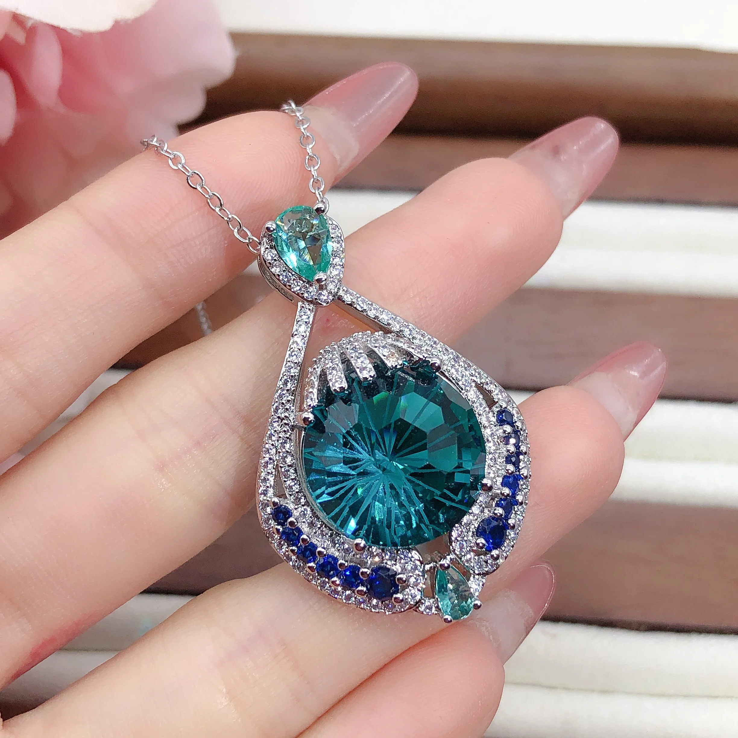 Exquisite Large Carat Paraiba Color Pendant Sparkling Firework Cut London Blue Faion Jewelry Nelace for Women
Exquisite Large Carat Paraiba Color Pendant Sparkling Firework Cut London Blue Faion Jewelry Nelace for Women