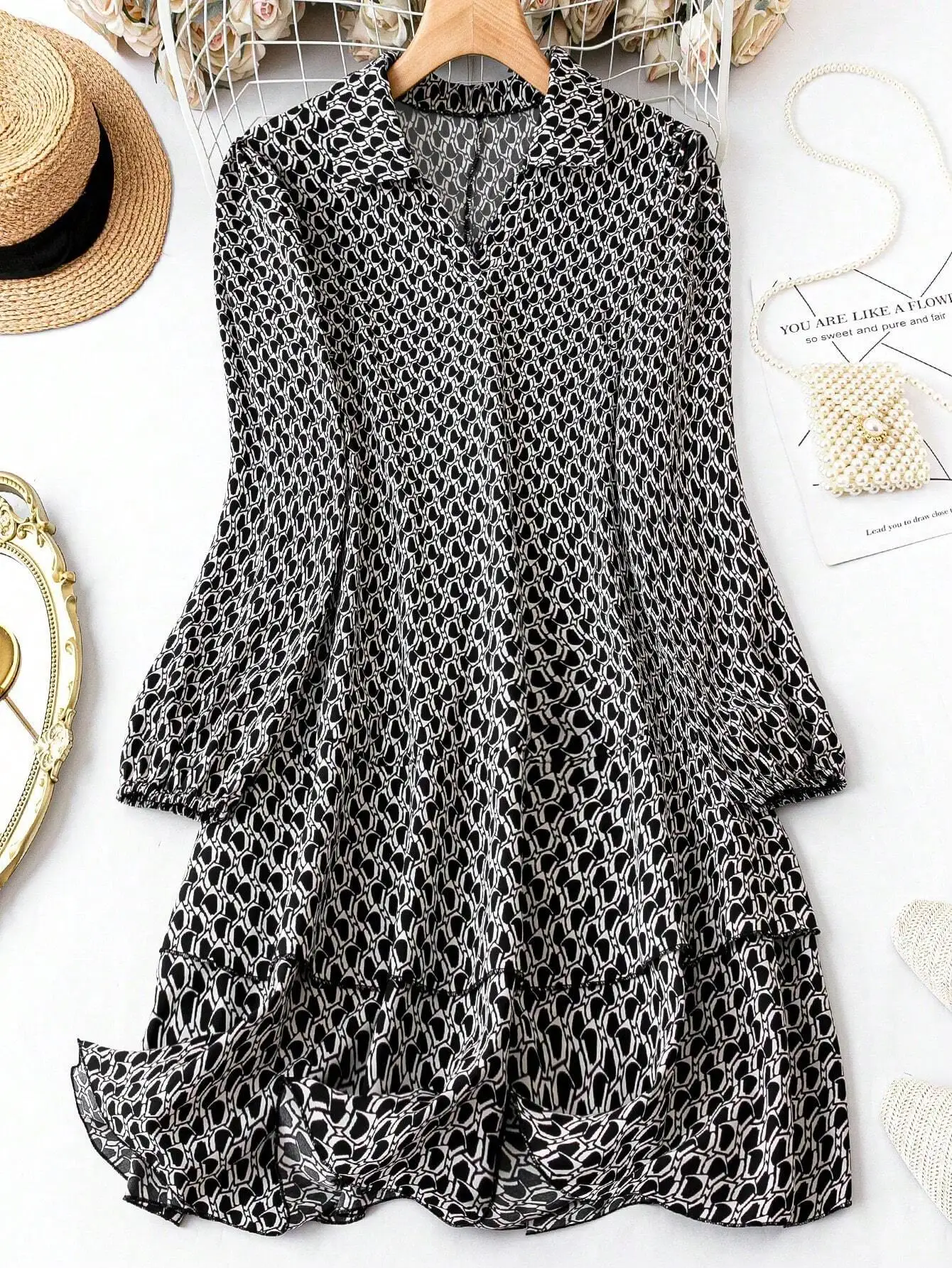 Black and White Abstract Print Lantern Sleeve Ruffle Hem Dress
Black and White Abstract Print Lantern Sleeve Ruffle Hem Dress