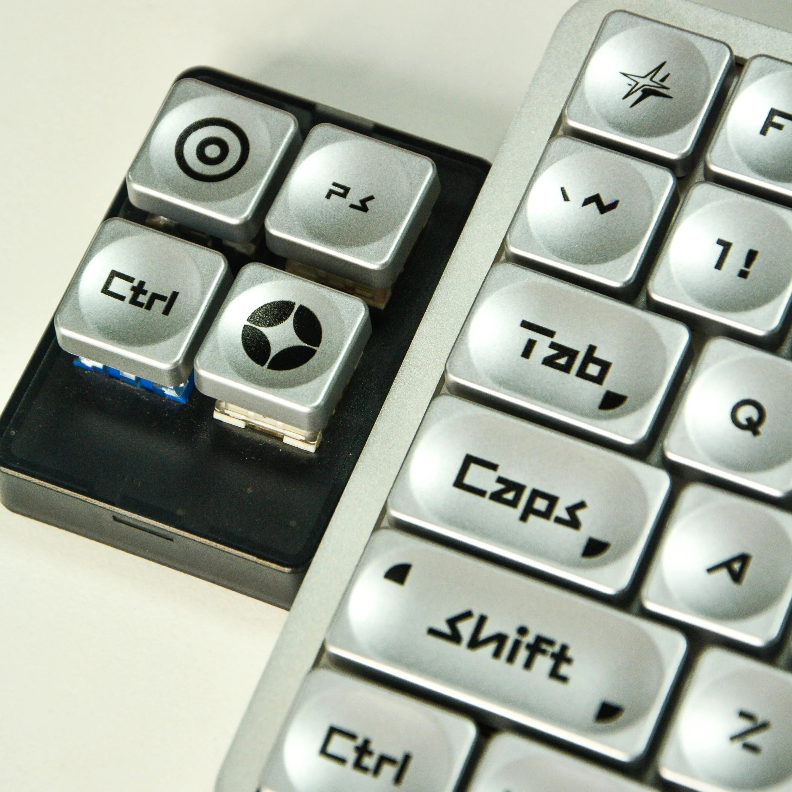 Набор колпачков для клавиш с раскладкой LCK 75% ПК, окрашенные распылением, серебристые низкопрофильные колпачки для клавиатуры MX для аксессуаров для механической клавиатуры
Набор колпачков для клавиш с раскладкой LCK 75% ПК, окрашенные распылением, серебристые низкопрофильные колпачки для клавиатуры MX для аксессуаров для механической клавиатуры