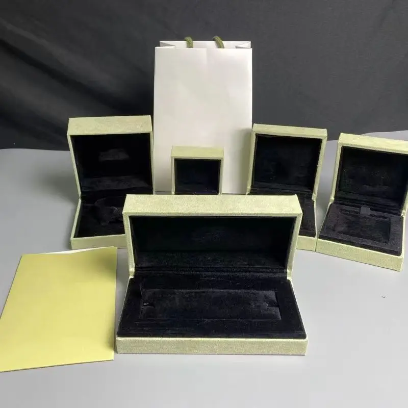 Four-Le Clover Jewelry Box Single Flower Ring Earring Nelace Bracelet Pendant Paaging Box Jewelry Storage Case
Four-Le Clover Jewelry Box Single Flower Ring Earring Nelace Bracelet Pendant Paaging Box Jewelry Storage Case