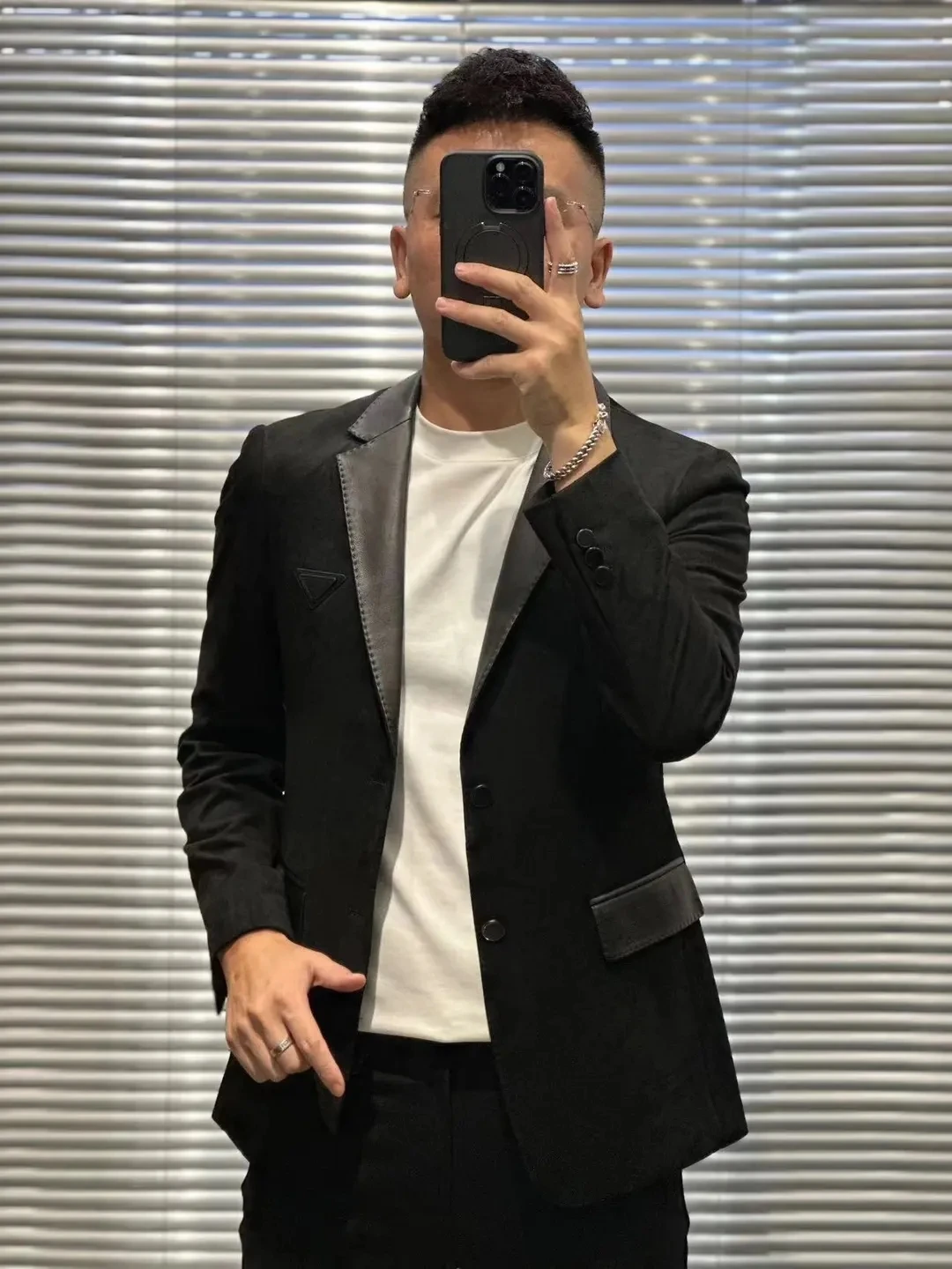 Модный осенний деловой повседневный кожаный пиджак с воротником, элегантный, простой, стильный, приталенный, с длинными рукавами, на одной пуговице
Модный осенний деловой повседневный кожаный пиджак с воротником, элегантный, простой, стильный, приталенный, с длинными рукавами, на одной пуговице