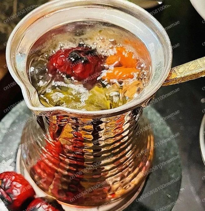 Кофейник ручной работы в итальянском стиле, из чистой меди, с ручкой для подвешивания, для заваривания на открытом огне.
Кофейник ручной работы в итальянском стиле, из чистой меди, с ручкой для подвешивания, для заваривания на открытом огне.