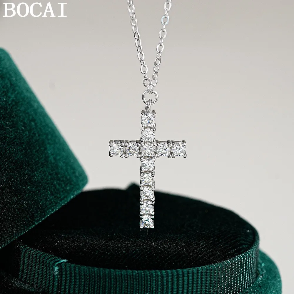 Новый кулон-крестик BOCAI из чистого серебра S925 с уникальным и необычным дизайном, инкрустированный муассанитом цвета D.
Новый кулон-крестик BOCAI из чистого серебра S925 с уникальным и необычным дизайном, инкрустированный муассанитом цвета D.