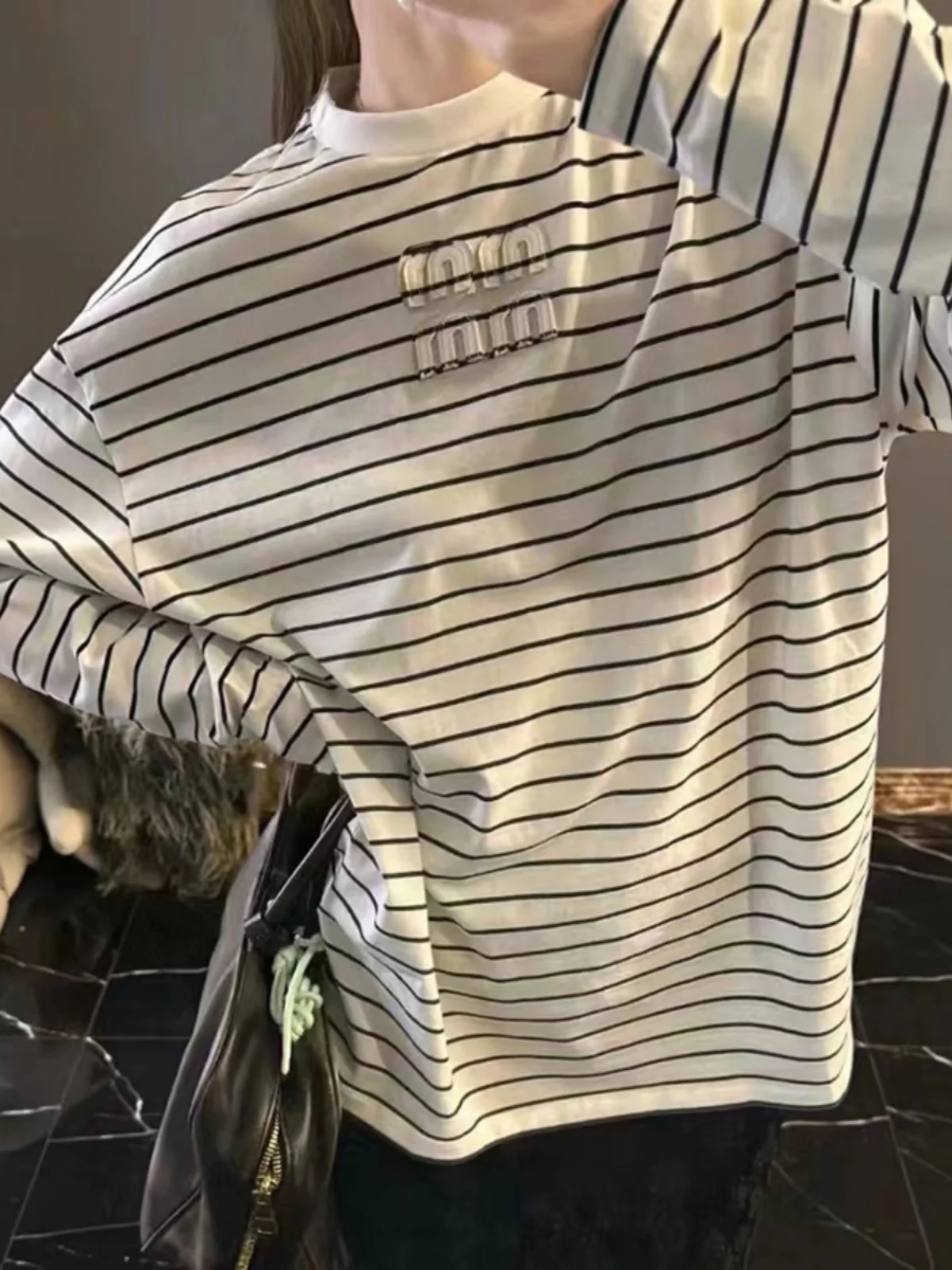 Свободная футболка с вышивкой в стиле пэчворк и буквами, повседневный топ средней длины в полоску для женщин, осеннее новое поступление от Nu
Свободная футболка с вышивкой в стиле пэчворк и буквами, повседневный топ средней длины в полоску для женщин, осеннее новое поступление от Nu