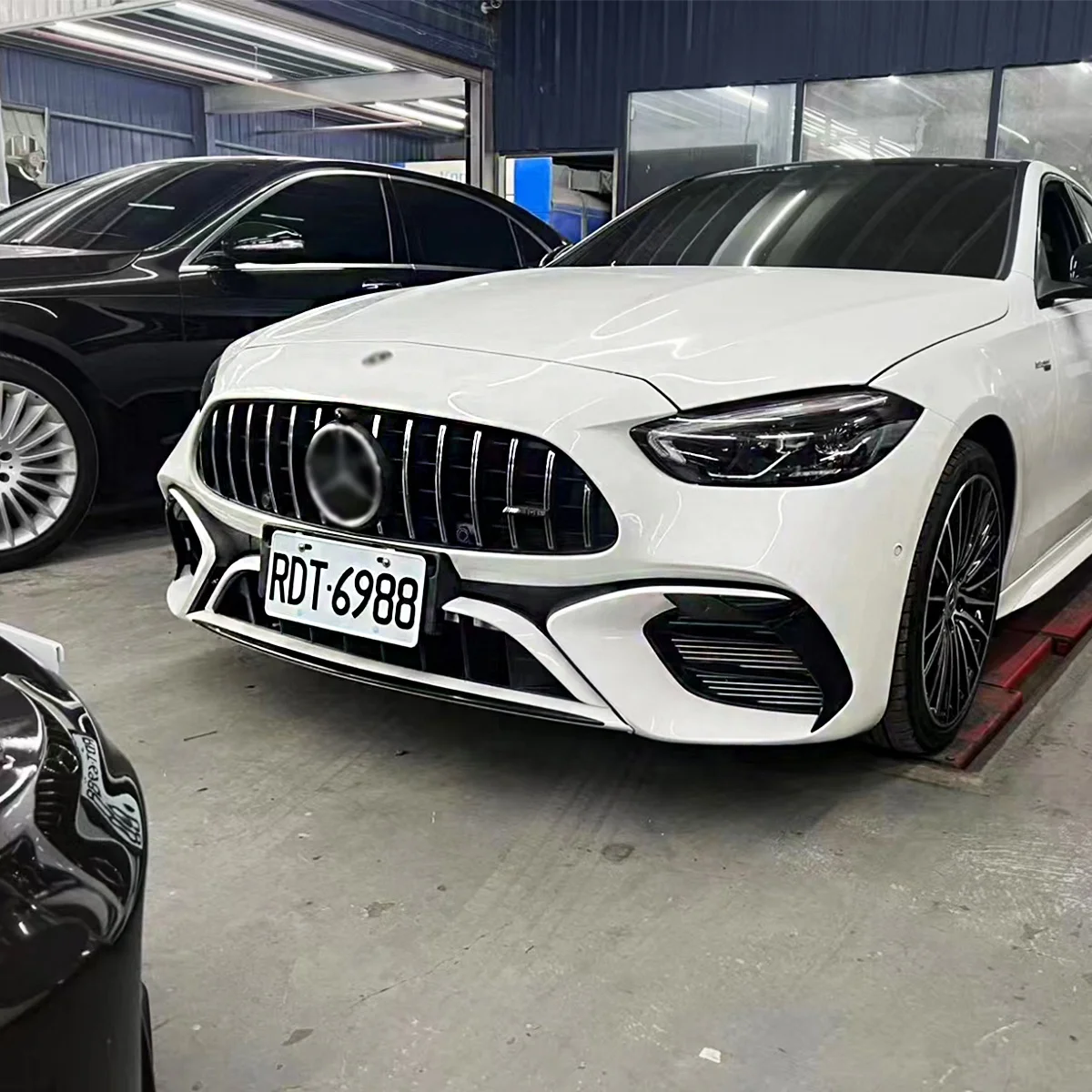 Комплект обвесов для Mercedes-Benz C-класса W206: обновление до стиля C63, включая передний и задний бамперы, задний диффузор и выхлопную систему
Комплект обвесов для Mercedes-Benz C-класса W206: обновление до стиля C63, включая передний и задний бамперы, задний диффузор и выхлопную систему