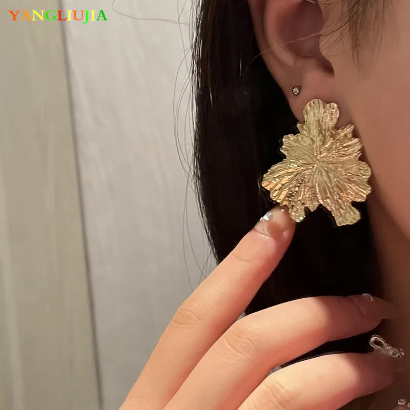 YANGLIUJIA Metal Leaf Shape Earrings European And American Style Personality Fashion Stud Earrings Ms Girl Travel Accessories
YANGLIUJIA Metal Leaf Shape Earrings European And American Style Personality Fashion Stud Earrings Ms Girl Travel Accessories