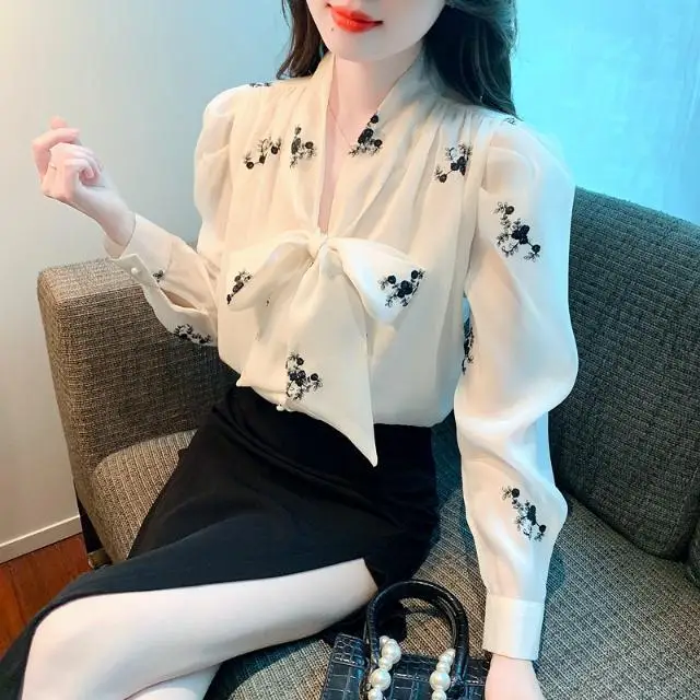 Удобная тканевая высококачественная шифоновая рубашка с галстуком-бабочкой и длинными рукавами для женщин, нишевый топ с цветочной вышивкой 
Удобная тканевая высококачественная шифоновая рубашка с галстуком-бабочкой и длинными рукавами для женщин, нишевый топ с цветочной вышивкой