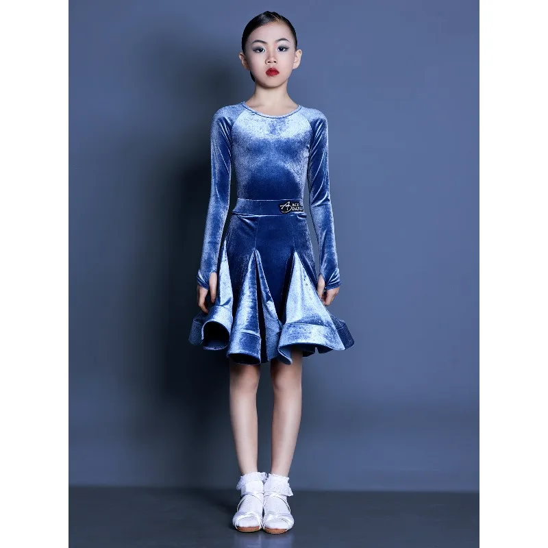 Latin dance children's competition stipulates that the velvet split standard clothing is graded
Latin dance children's competition stipulates that the velvet split standard clothing is graded