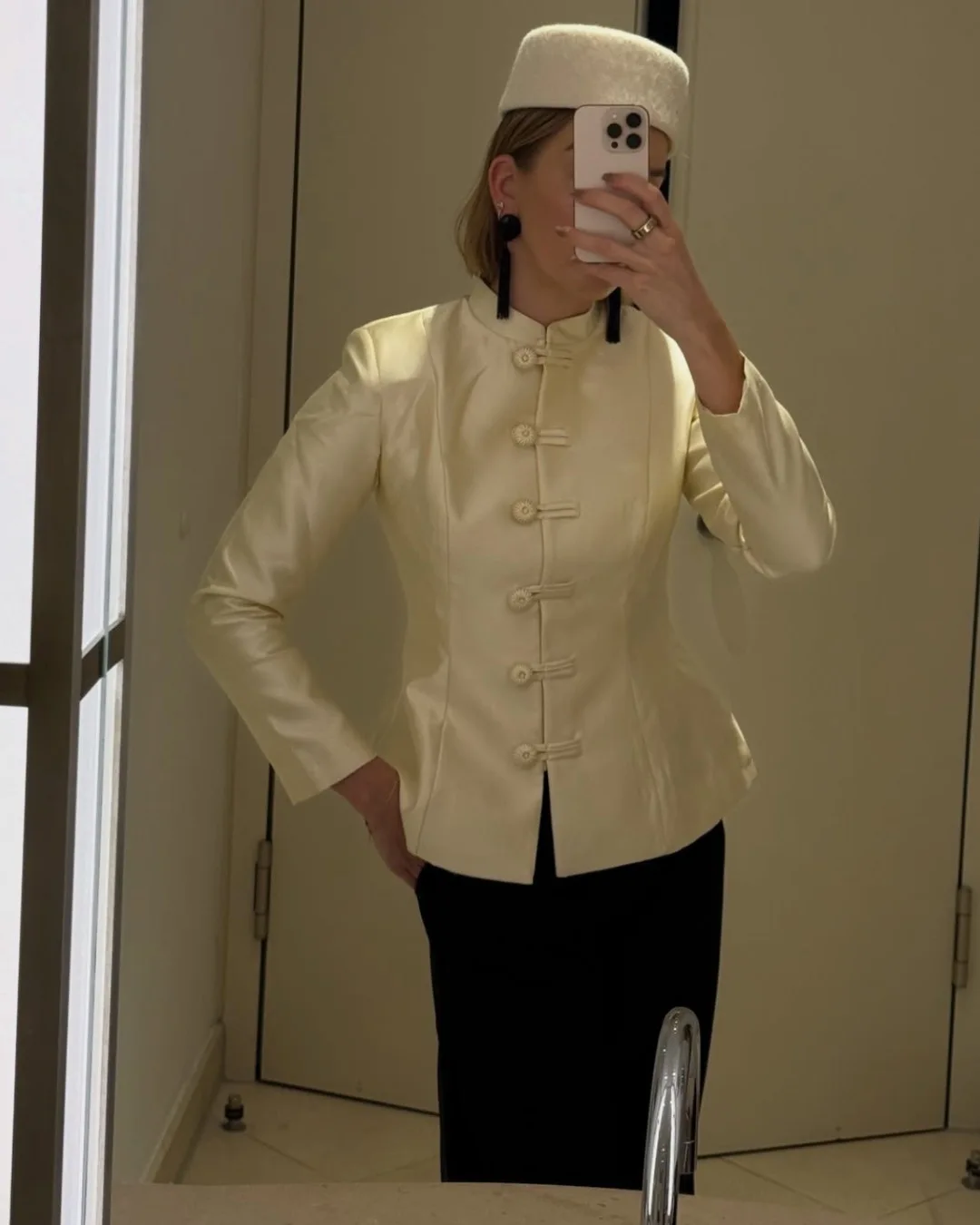 Spring women's fashionable high-end solid color stand up collar buckle long sleeved slim fit jacket
Spring women's fashionable high-end solid color stand up collar buckle long sleeved slim fit jacket