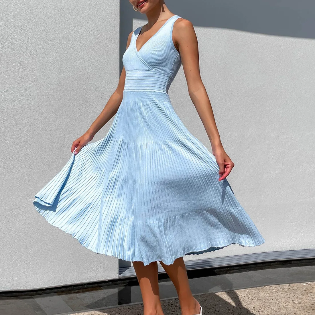 V-neck Sleeveless Pleated Dress For Women 2024 Fashion Solid Color Casual Female Clothing High Waist Simple Basic Dresses Summer
V-neck Sleeveless Pleated Dress For Women 2024 Fashion Solid Color Casual Female Clothing High Waist Simple Basic Dresses Summer