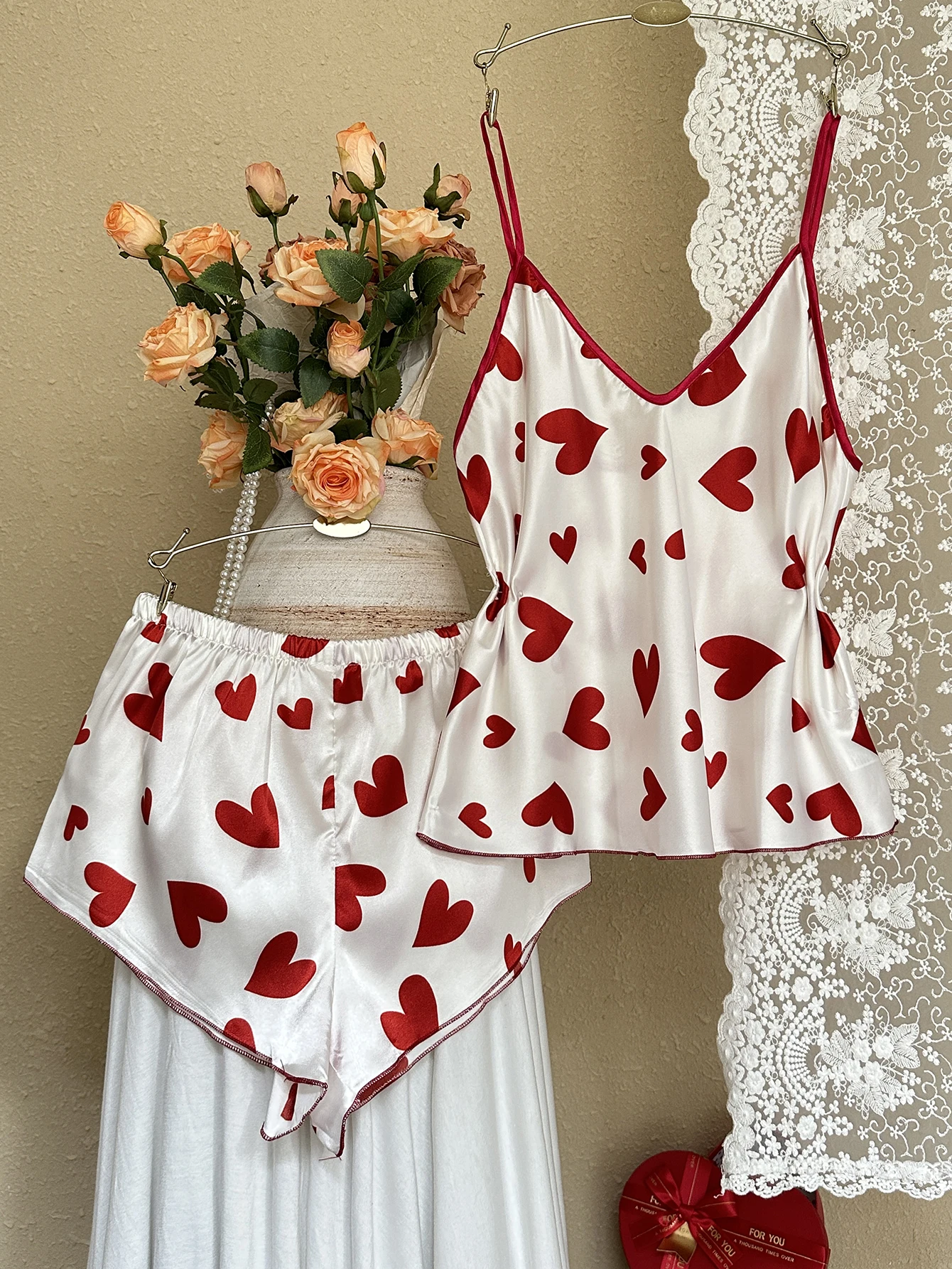 Women's Heart Print Pajama Set Spaghetti Strap Cami Top + Shorts 2 Piece Sleepwear Loungewear
Women's Heart Print Pajama Set Spaghetti Strap Cami Top + Shorts 2 Piece Sleepwear Loungewear