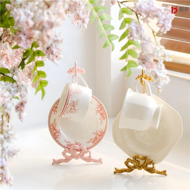 Metal Coffee Cup Rack Pink Bowknot Iron Household Cup and Saucer Storage Shelf Diningtable Watercup Storager Home Decoration
Metal Coffee Cup Rack Pink Bowknot Iron Household Cup and Saucer Storage Shelf Diningtable Watercup Storager Home Decoration
