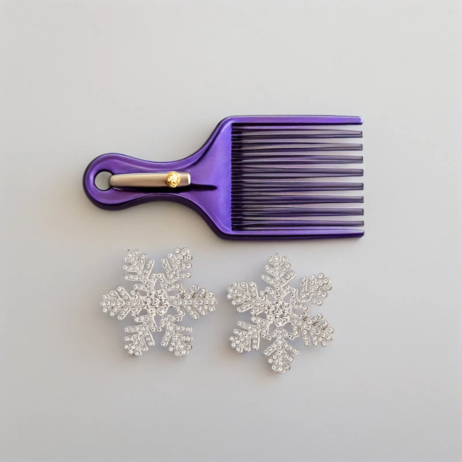 Набор из 4 заколок для волос в виде снежинок с кристаллами и стразами, зажимы-уточки, зимние праздничные аксессуары для женщин, для праздничных вечеринок
Набор из 4 заколок для волос в виде снежинок с кристаллами и стразами, зажимы-уточки, зимние праздничные аксессуары для женщин, для праздничных вечеринок