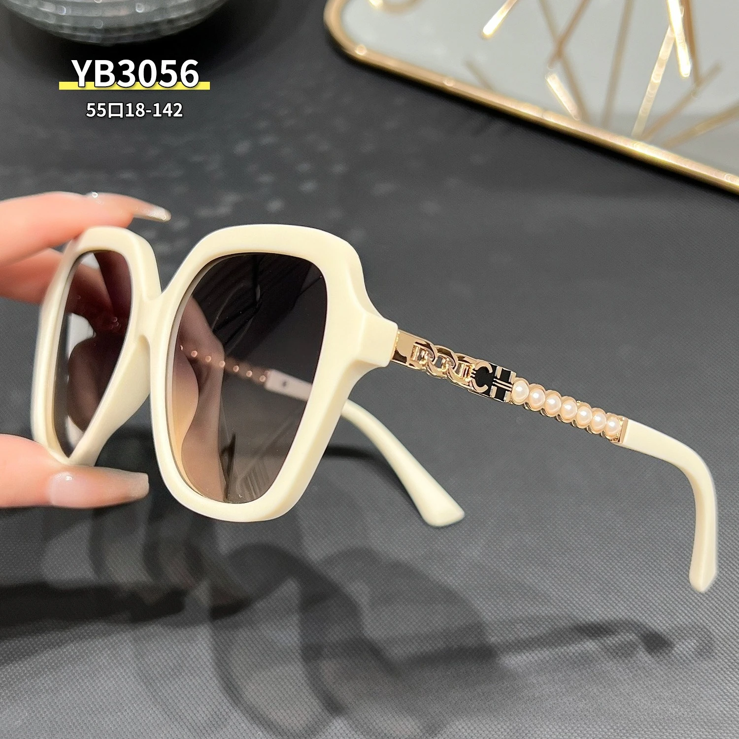 Роскошные солнцезащитные очки в полой оправе 2025 — устойчивые к царапинам и антибликовым покрытием, унисекс-дизайн премиум-класса для вождения, модная идея подарка 
Роскошные солнцезащитные очки в полой оправе 2025 — устойчивые к царапинам и антибликовым покрытием, унисекс-дизайн премиум-класса для вождения, модная идея подарка