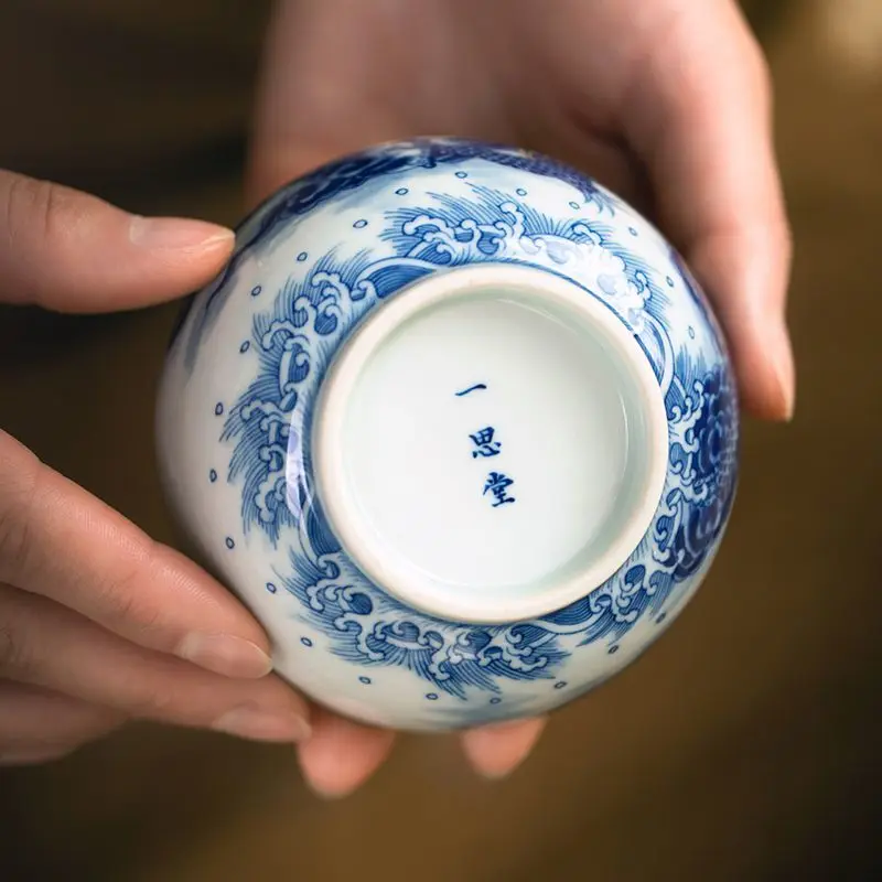 Чайная чашка Yisitang Master Single Cup из цзиндэчжэньской керамики, обожженной на дровах, сине-белая, с ручной росписью в виде дракона и золотыми акцентами, высококачественная.
Чайная чашка Yisitang Master Single Cup из цзиндэчжэньской керамики, обожженной на дровах, сине-белая, с ручной росписью в виде дракона и золотыми акцентами, высококачественная.
