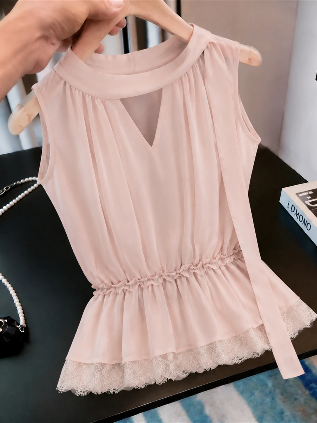 Elegant Sweet Sleeveless Top Lace Splicing Hem Slimming High-End Feeling Commute Style Korean Version Silk Material
Elegant Sweet Sleeveless Top Lace Splicing Hem Slimming High-End Feeling Commute Style Korean Version Silk Material