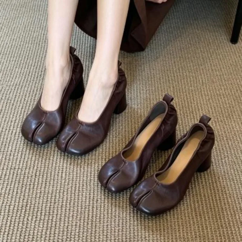 2026 New Retro Split Toe High Heels Block Heel Single Shoes Women Slip on Light Mouth Temperament Block Heel Mary Jane Shoes
2026 New Retro Split Toe High Heels Block Heel Single Shoes Women Slip on Light Mouth Temperament Block Heel Mary Jane Shoes
