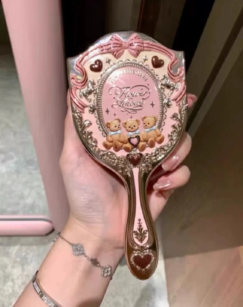 Flower Knows Swan Ballet Series Air Cushion Comb
Flower Knows Swan Ballet Series Air Cushion Comb