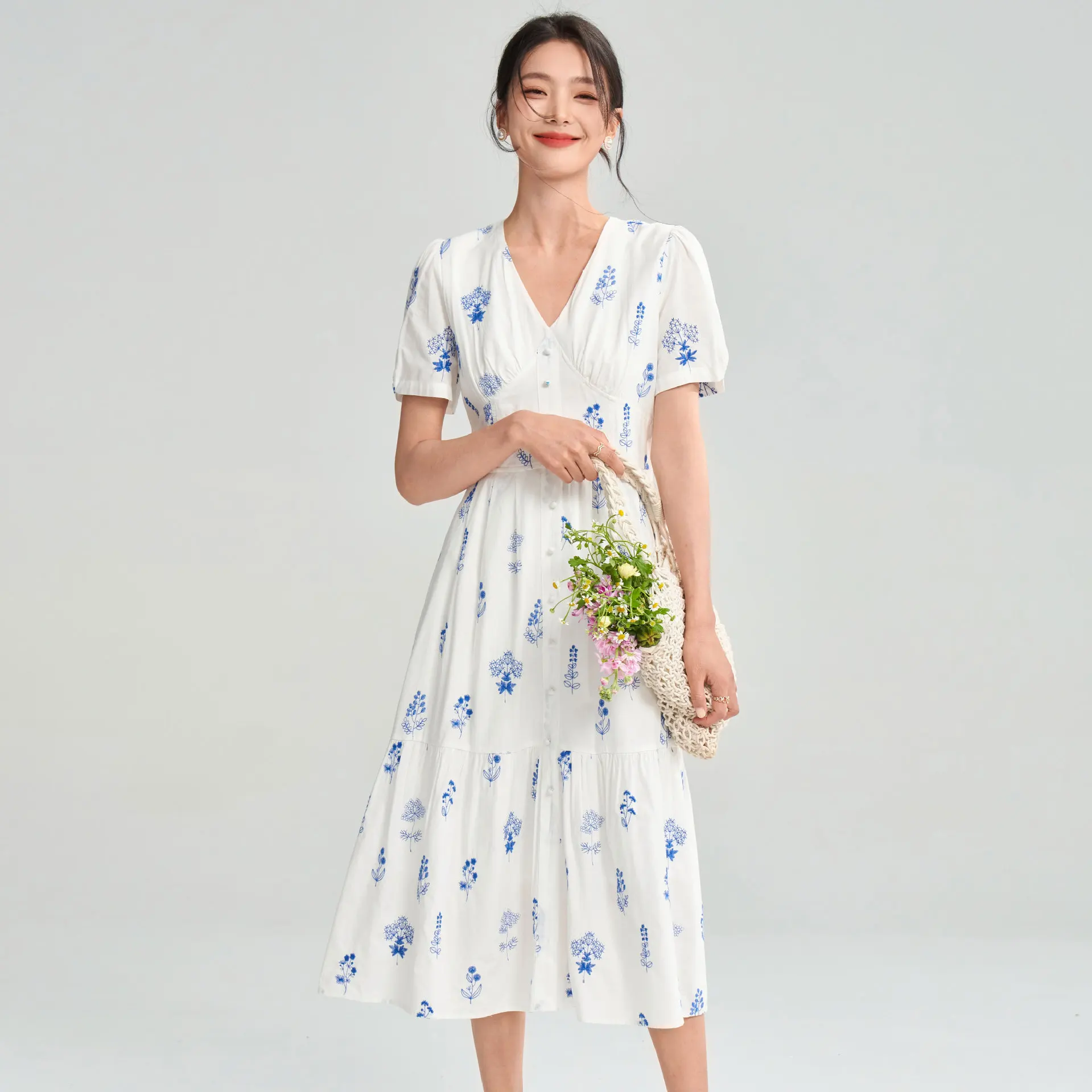 2025 Summer Embroidered Flower Pure Cotton French Minimalist V-neck Waist for Skinny Appearance Floral Dress
2025 Summer Embroidered Flower Pure Cotton French Minimalist V-neck Waist for Skinny Appearance Floral Dress