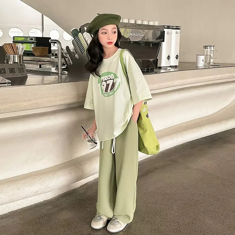 2024 Korean Summer Children Girl Tracksuit Junior Girl Printed Short Sleeve Tops+Wide-leg Pants Child Jogger Workout Set 5-14Yrs
2024 Korean Summer Children Girl Tracksuit Junior Girl Printed Short Sleeve Tops+Wide-leg Pants Child Jogger Workout Set 5-14Yrs